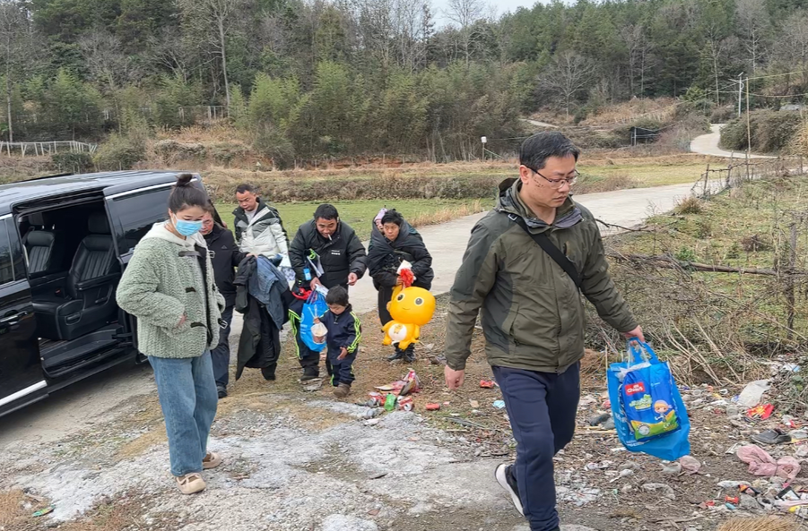 爱心救助点亮残疾家庭回家路