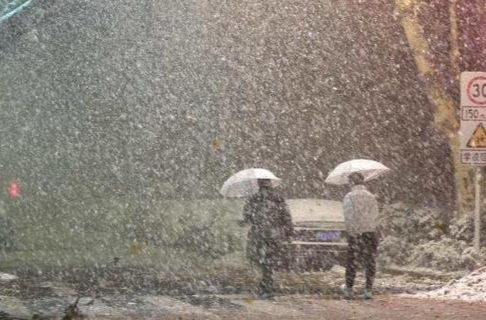 中东部大范围雨雪持续 江南等地将现“跨季式”降温