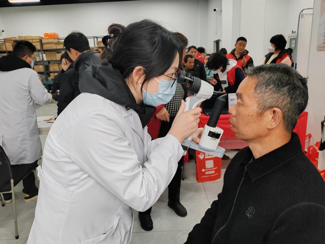共践雷锋精神 “糖粒子”为残疾人士送温暖
