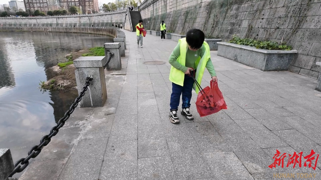 鹤城：河小青在行动 志愿服务让河边更清洁