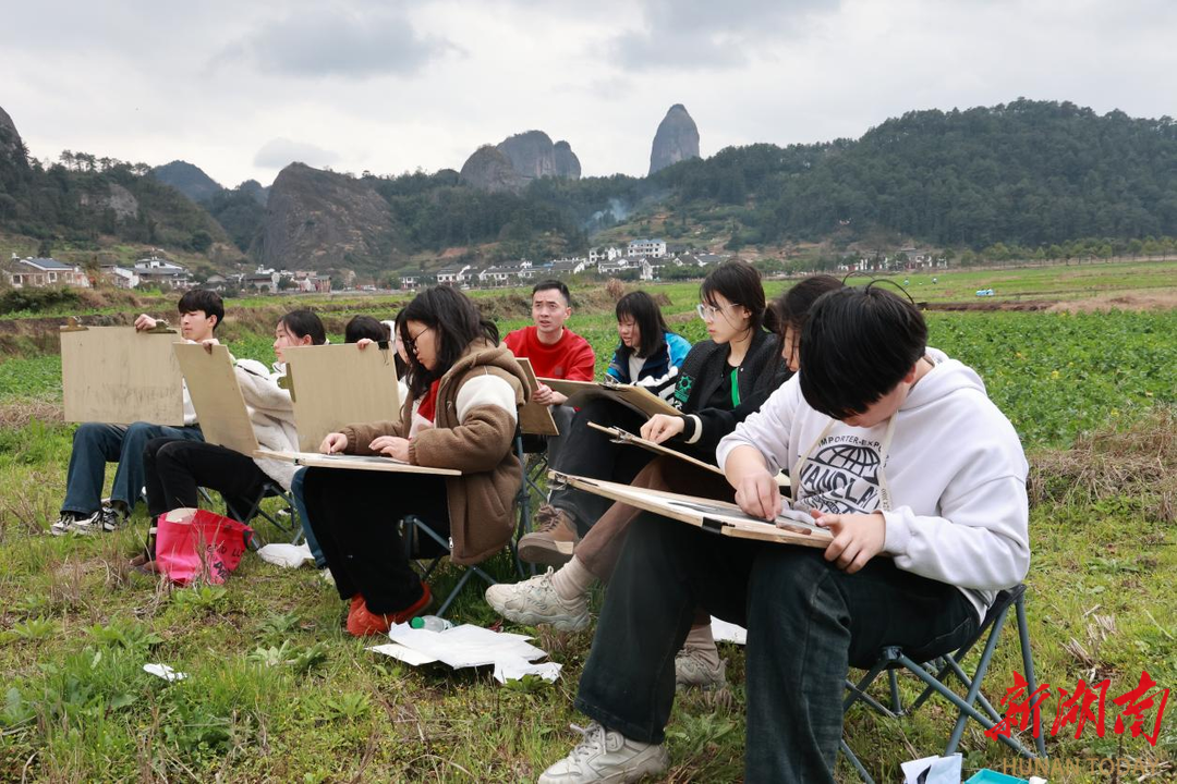 崀山：双向奔赴写生忙  画笔尽绘一片春