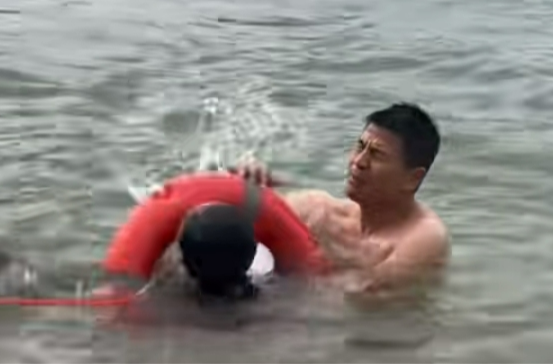 事发长沙：女孩不慎坠湖，特警30秒将人救起