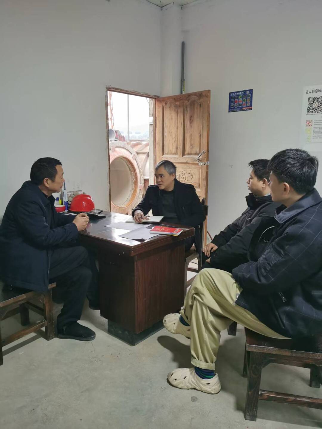 新晃县司法局深入企业开展法律援助与问卷调研，助力优化营商环境