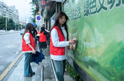 Individuals Contribute to Upholding the Spirit of Lei Feng