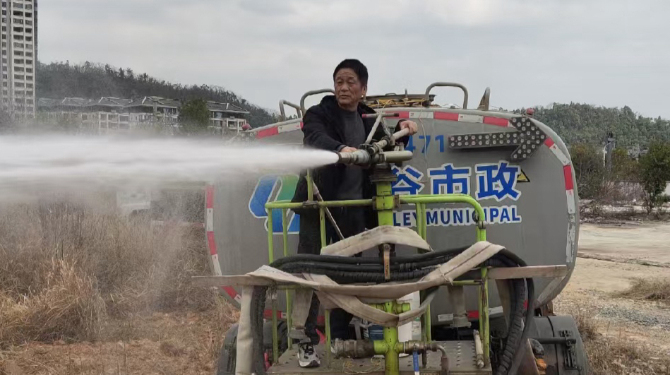 路边荒地突发火情，长沙环卫高压水车秒变“救火车”