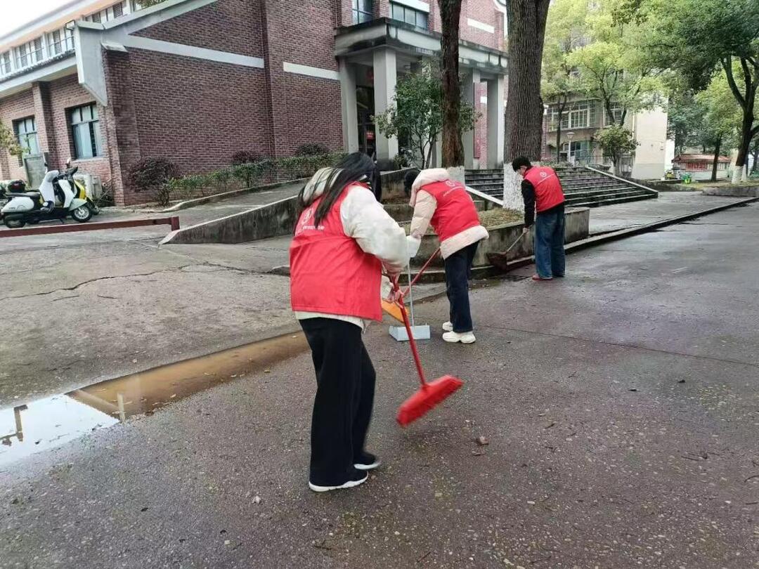 长理学子用志愿服务扮靓校园环境