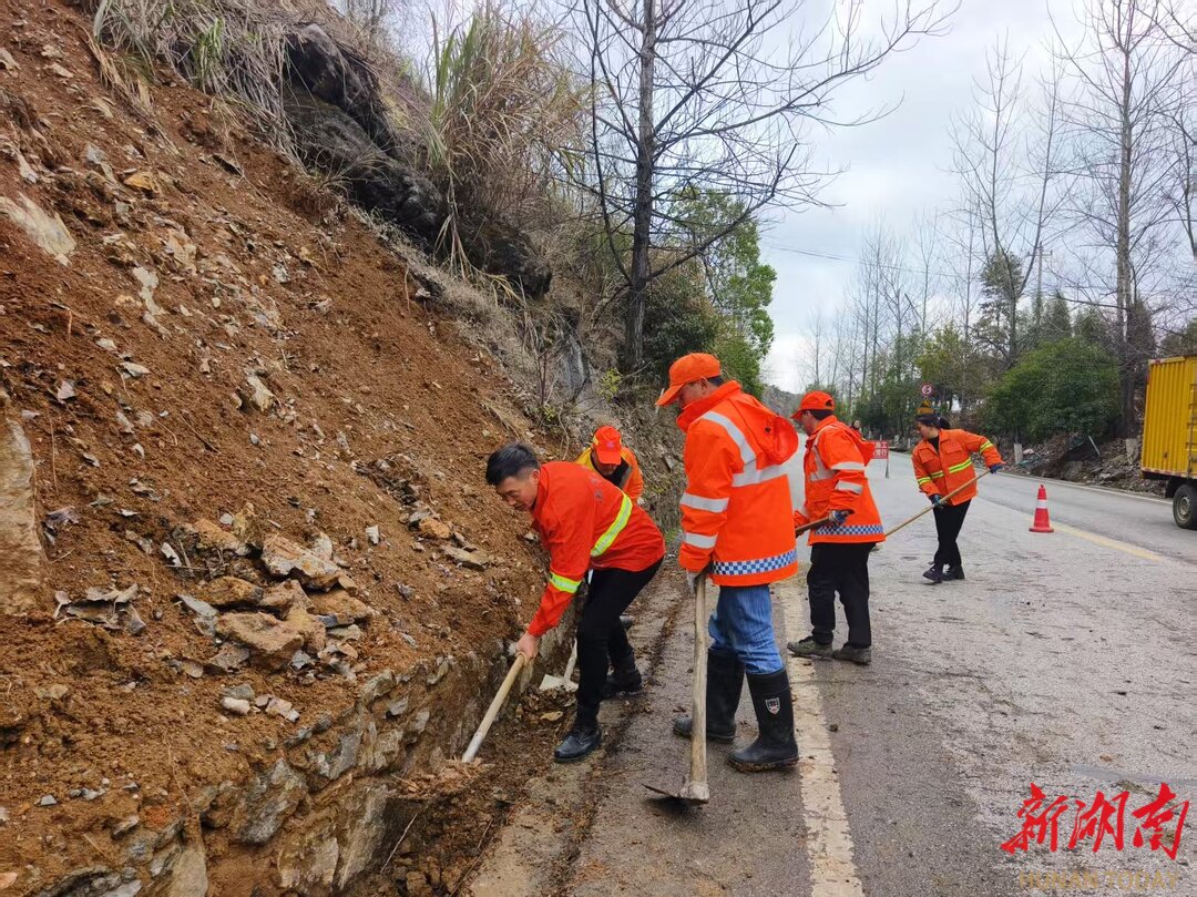 溆浦县公路建设养护中心：以路为岗 续写雷锋精神