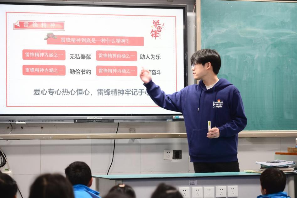 “童心绘雷锋，安全伴我行”——长理学子走进小学校园传递雷锋精神