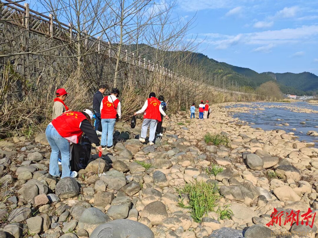 共青团宁远县委开展“我为湿地添抹绿·保护母亲河”学雷锋志愿服务活动