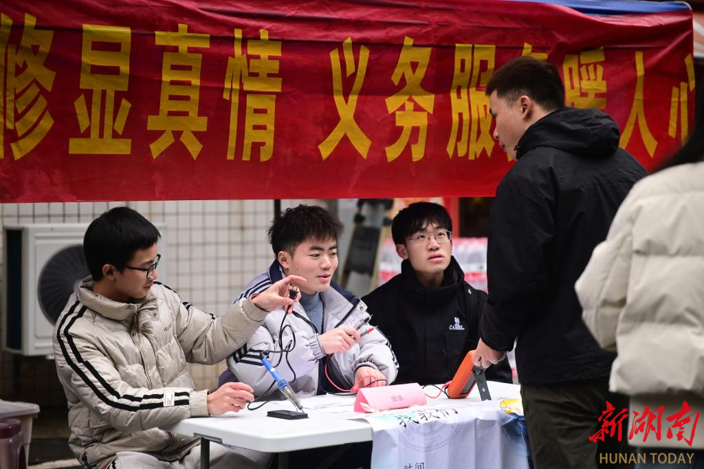 湖南工学院：颂雷锋 学雷锋 “湖小青”志愿者当先锋