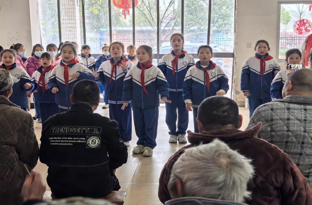 传承雷锋精神，耒阳市前进小学少先队员情暖敬老院