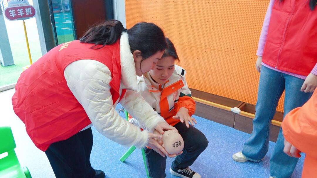 湘西州人民醫(yī)院到鳳凰縣幼兒園開展愛心義診活動