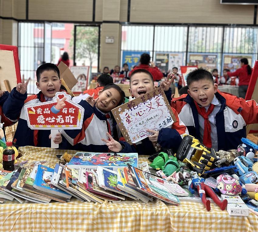 衡阳市石鼓区华耀小学举行“雷力‘锋’行，‘义’路芬芳”学雷锋爱心义卖活动