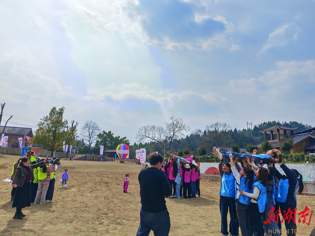 慈利县三官寺土家族乡中学：非遗文化遇见她，巾帼共庆妇女节