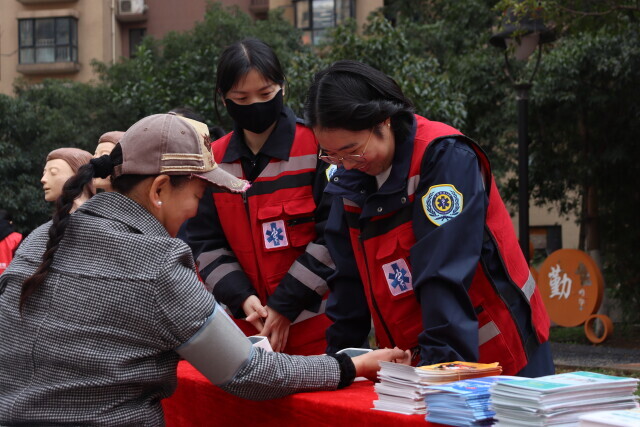 温情守护“她”健康，长沙市120急救中心科普义诊进社区