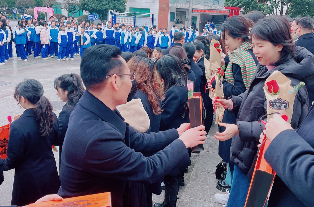 春風(fēng)十里不如你，花開萬朵恰如你！衡陽市十五中歡慶“三八”國際婦女節(jié)