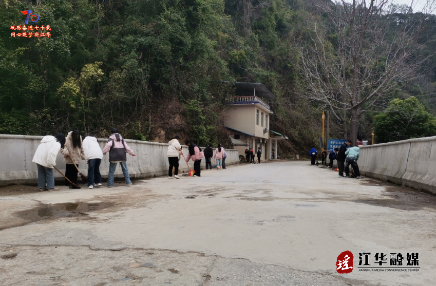 江华湘江乡：师生齐上阵  美化湘江街