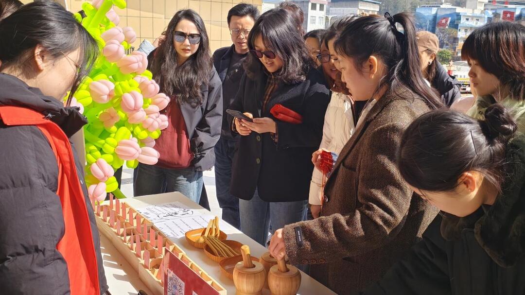 龙山县开展手工制作香囊活动共庆妇女节