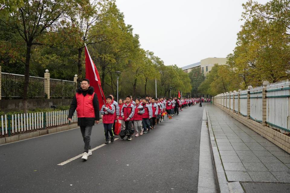 隆回县九龙学校举行践行雷锋精神志愿服务活动