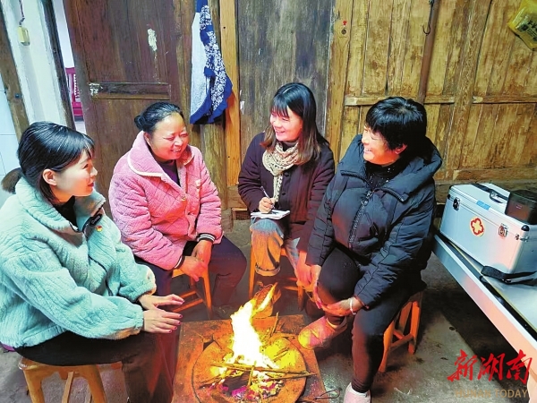 　　今年春节前，全国人大代表、怀化洪江市沅河镇清水青村村委会委员杨理（右二）到村民家中走访。通讯员 摄