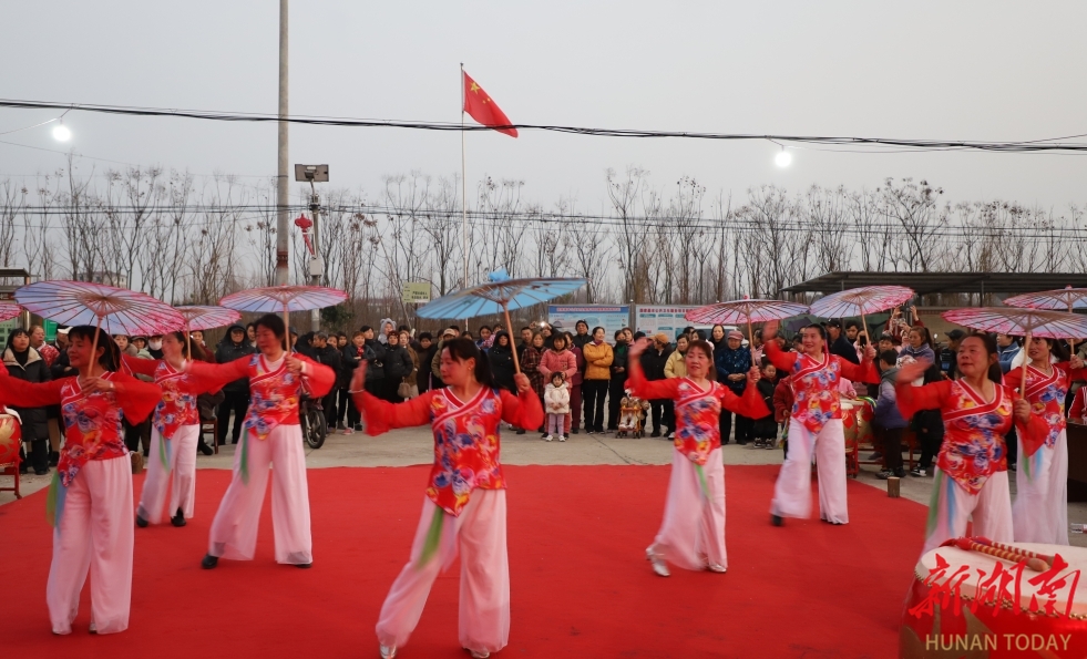 大通湖区金盆镇篝火晚会现场，“姐姐们”燃爆全场