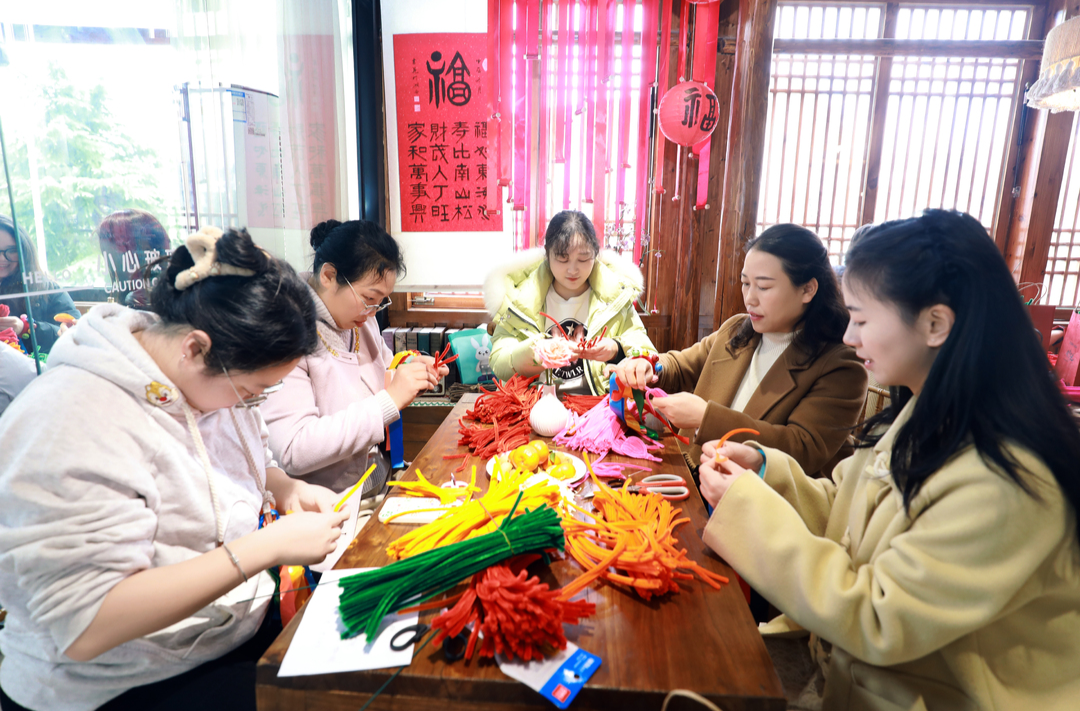 看！湘西高新區(qū)女職工巧手制作浪漫玫瑰