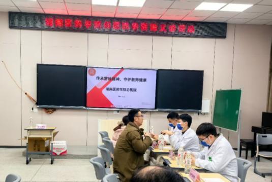 传承雷锋精神，守护教师健康——湖南医药学院总医院举办义诊进学校活动