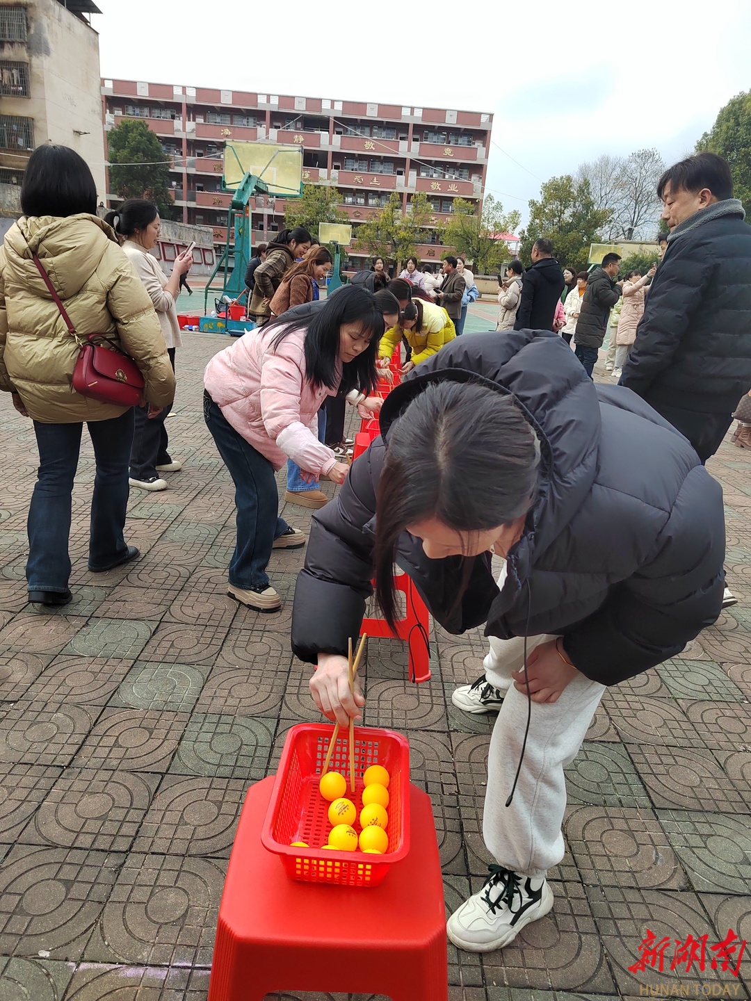 涟源二小举办妇女节趣味活动展巾帼风采