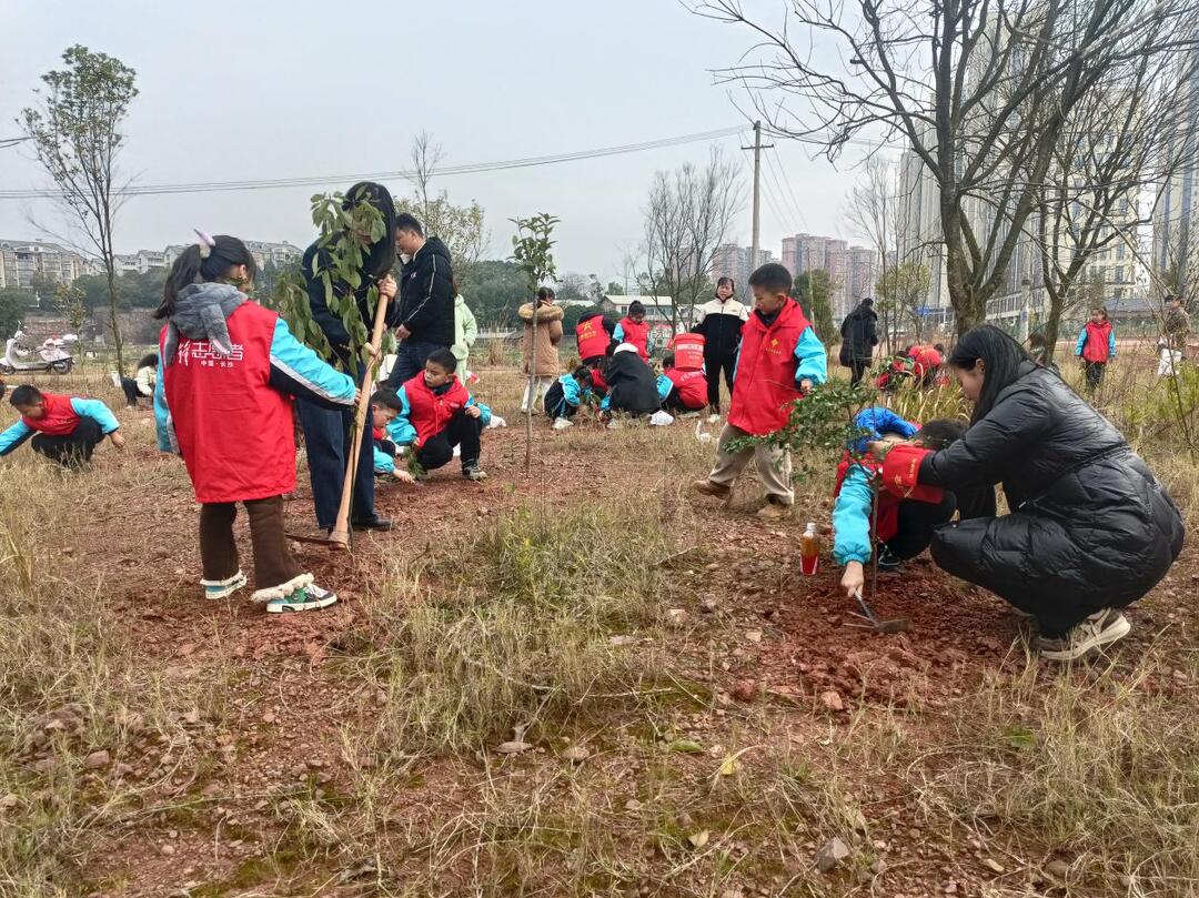 南鑫社区：三月芳华映红心 亲子共植幸福林