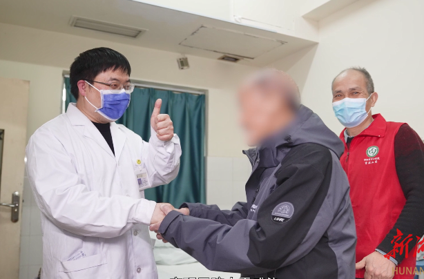 【视频】卓越者说丨邵阳市中心医院重症二区主任简邦浩：家属24小时陪护，温暖每一颗跳动的心
