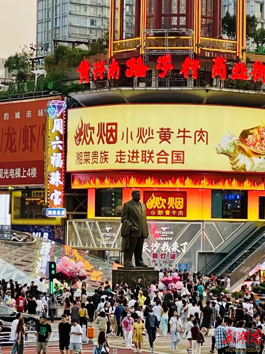 两会里的餐饮①｜全国人大代表吴华侠建议完善餐饮业灵活就业支持政策