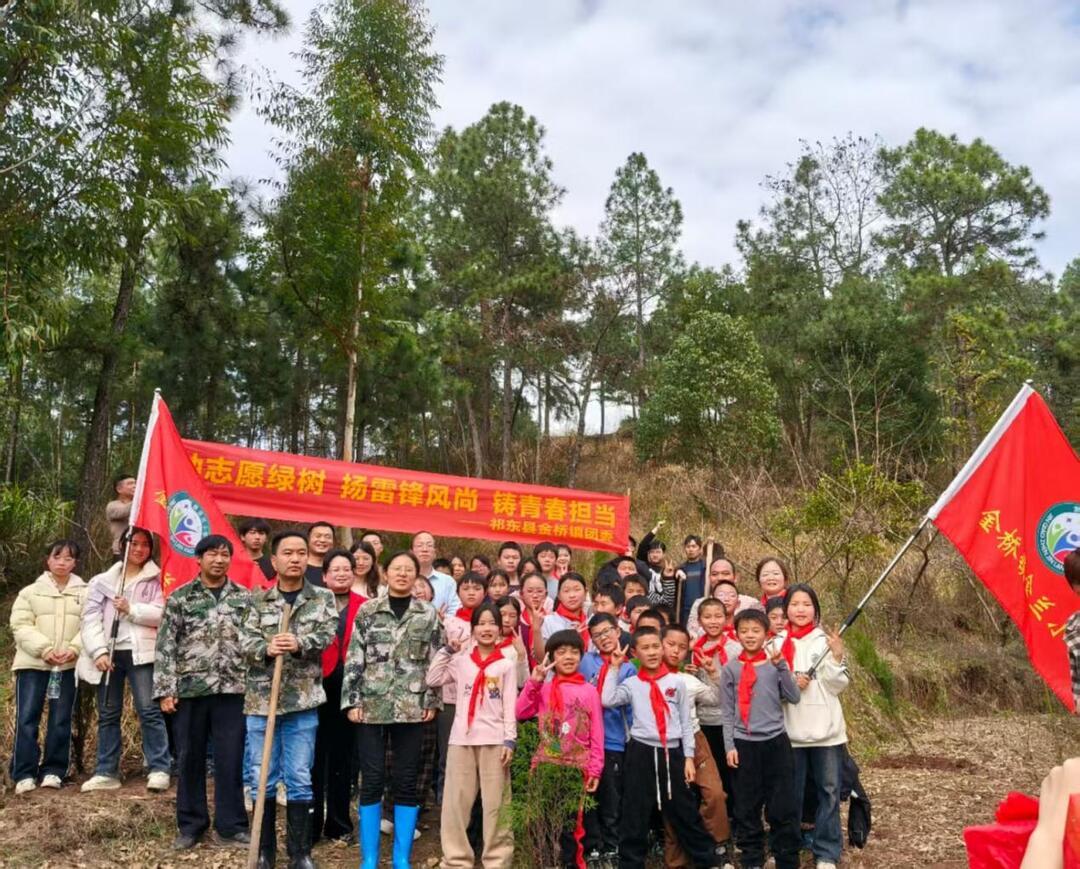 祁东县金桥镇金兰小学：阳春三月学雷锋，植树护河我先行