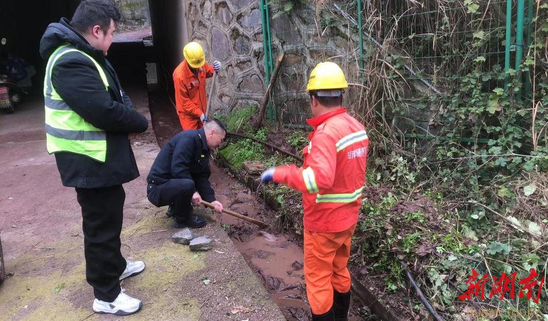 涵洞积水致村民出行不便，市交通执法支队联合多部门出手了