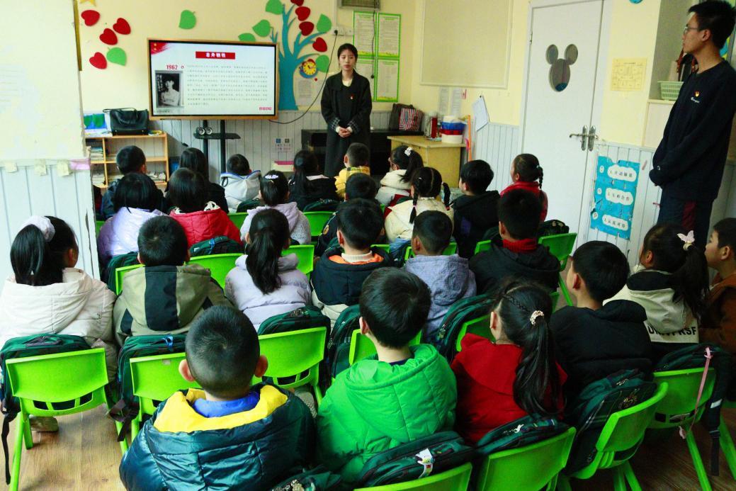 长理学生党员走进幼儿园宣讲雷锋故事