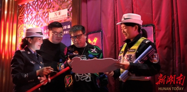 筑牢交通安全防线 新化县交警大队开展反酒驾宣传活动