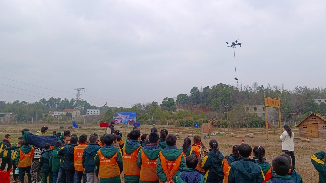 “隆小少年植树忙，绿意染遍好风光”——株洲市天元区隆兴小学植树进行时