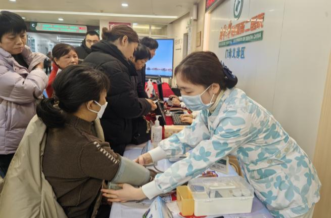 科技赋能守护肾脏健康！南华附二医院开展“早筛早诊护肾健康”义诊活动