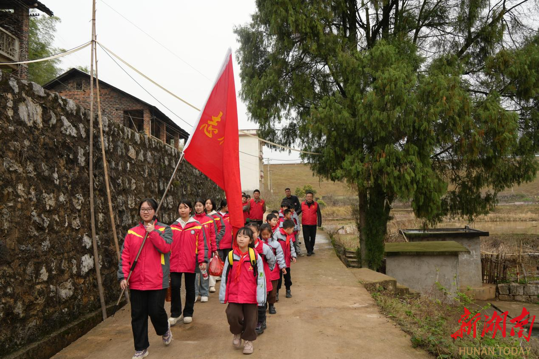 隆回县九龙学校：走访抗战老兵 打造