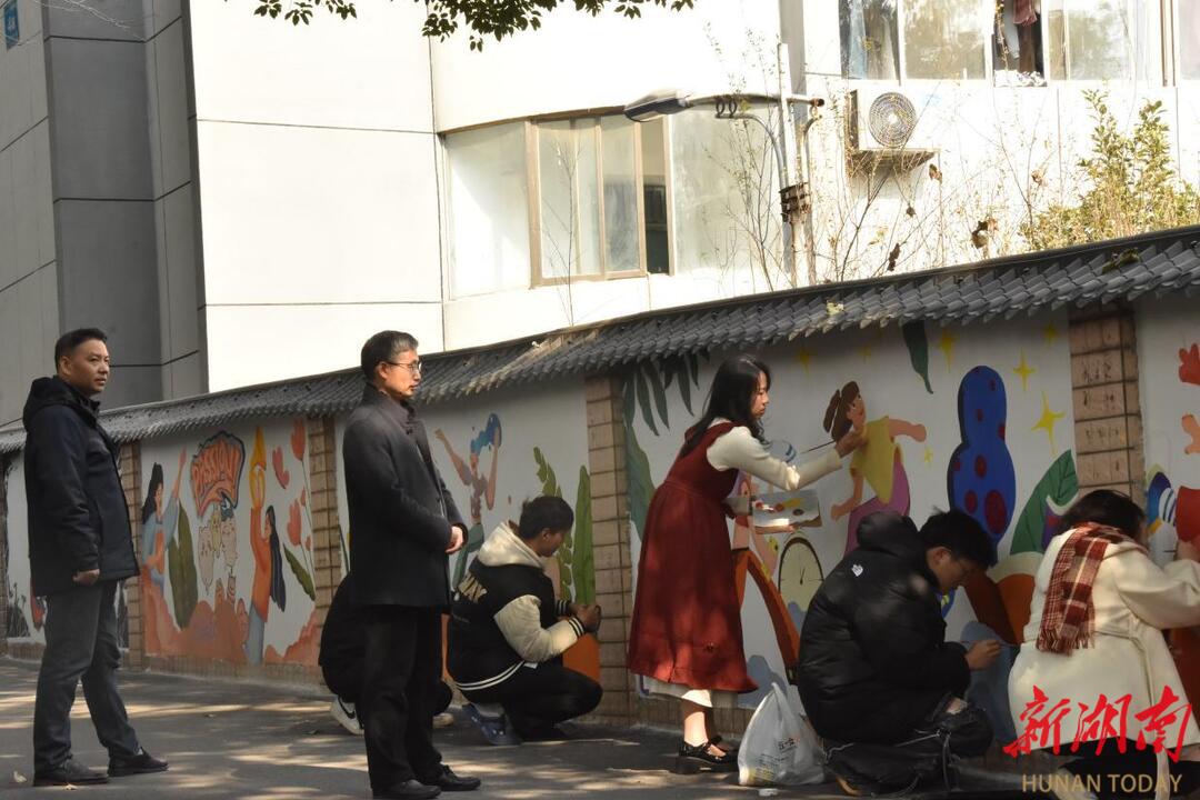 打造美育新风景 南华大学师生共绘墙体彩绘