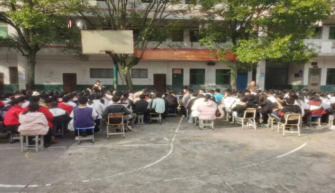 祁东县白鹤中心学校召开安全教育专题会议