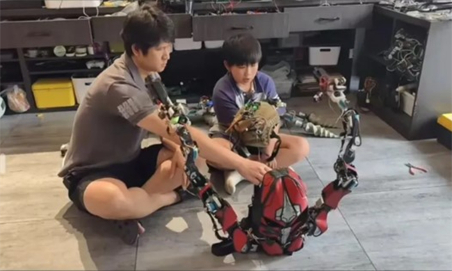 Father-son Duo's DIY Robots Wow the World; FM Spokesperson Hails Them As 'Sci-fi Blockbuster'