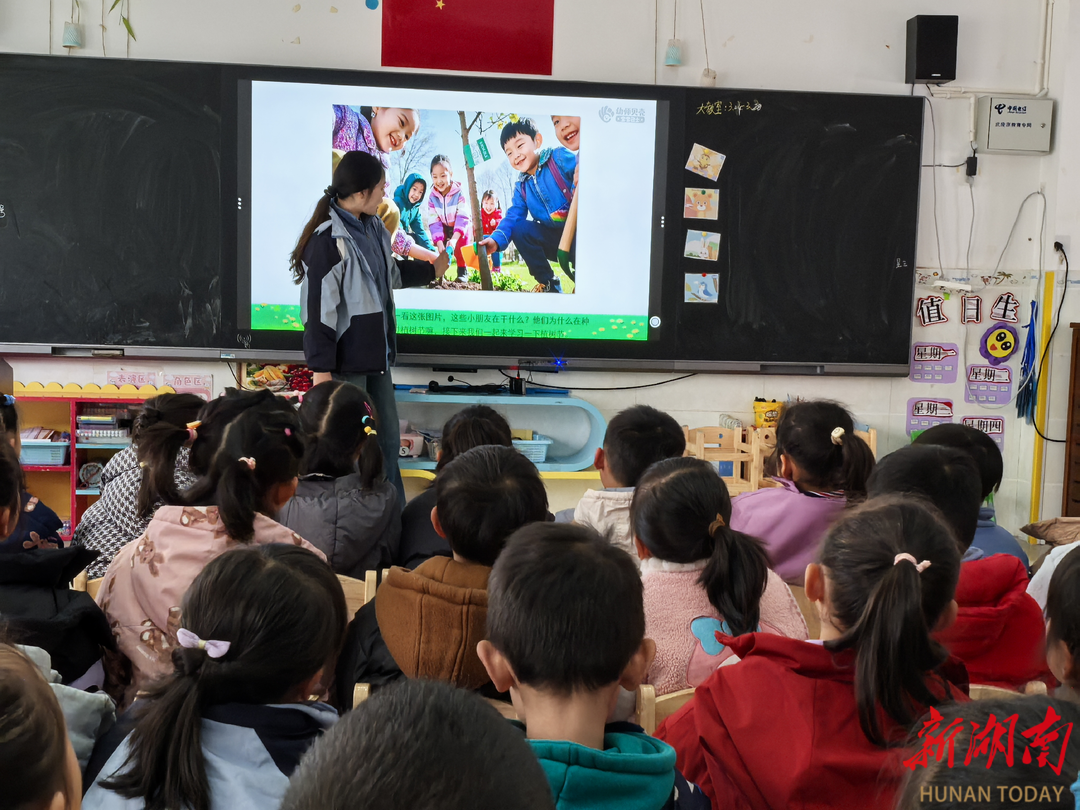 张家界市武陵源区索溪中心幼儿园组织开展植树节主题活动