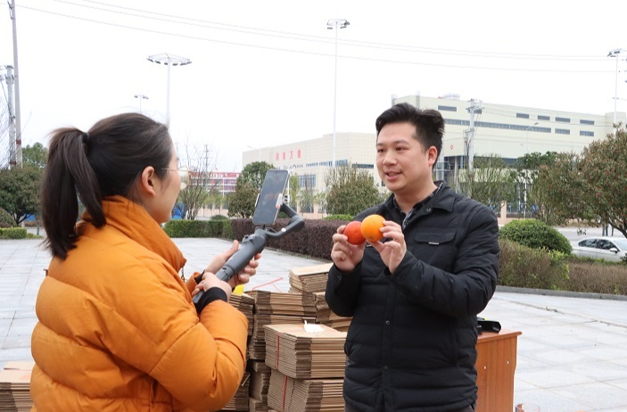麻阳：直播“小屏幕”为农增收增添“云动力”