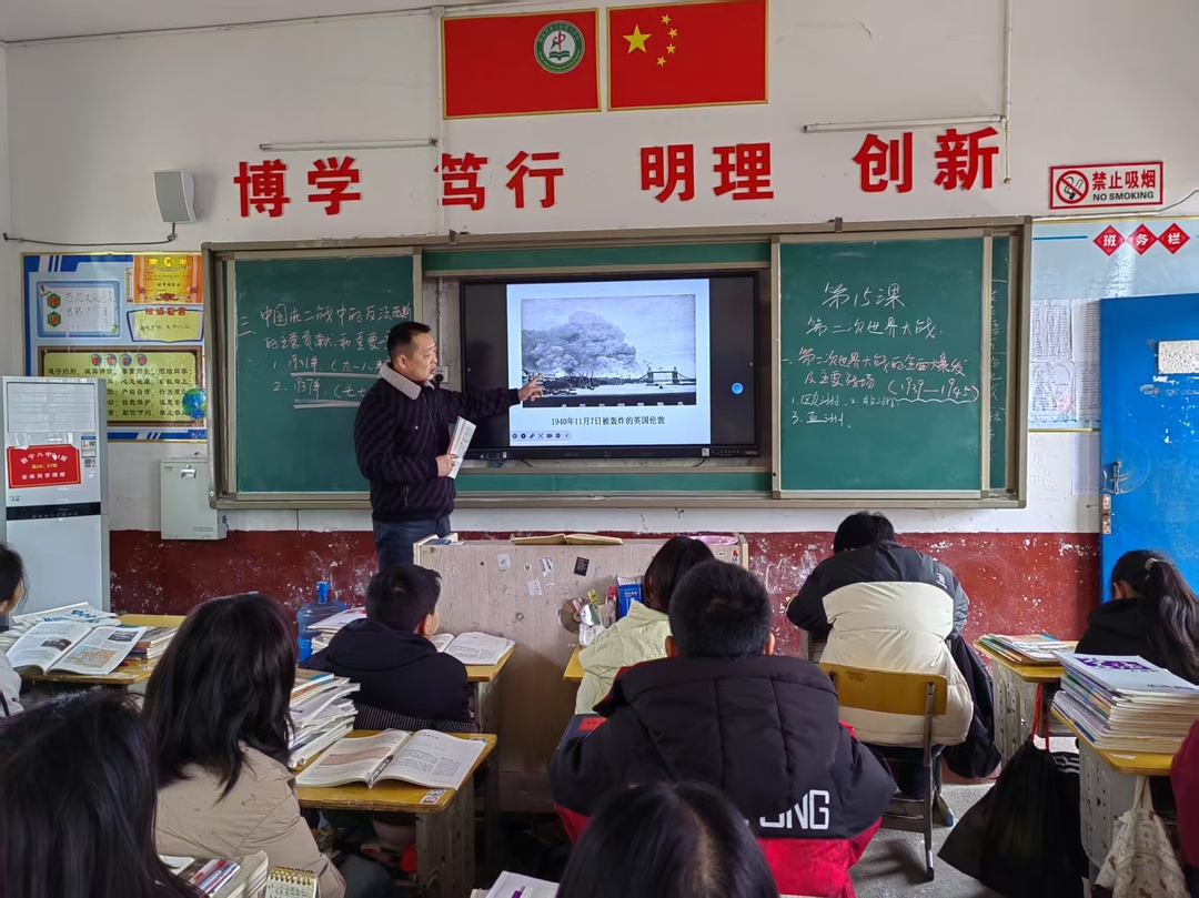 教师|何伟明：守初心育桃李，秉匠心铸师魂