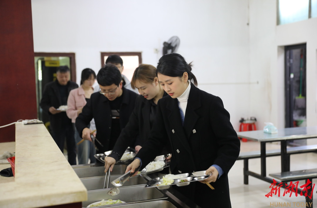 人民日报·湖南日报重磅丨扫码吃食堂 餐桌新风尚 郴州推进“市、县、乡”机关食堂联网