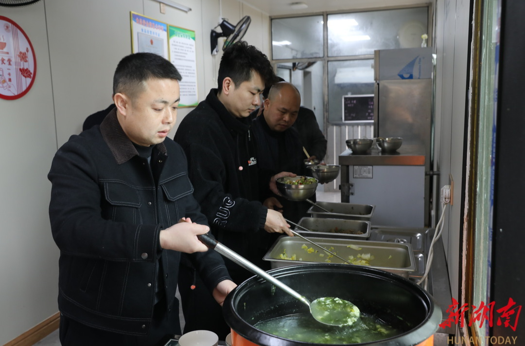 人民日报·湖南日报重磅丨扫码吃食堂 餐桌新风尚 郴州推进“市、县、乡”机关食堂联网