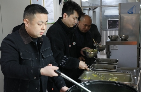 人民日報·湖南日報重磅丨掃碼吃食堂 餐桌新風(fēng)尚 郴州推進“市、縣、鄉(xiāng)”機關(guān)食堂聯(lián)網(wǎng)