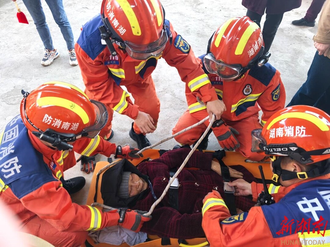 蓝山：七旬老人登山突发疾病 消防及时出动解危机