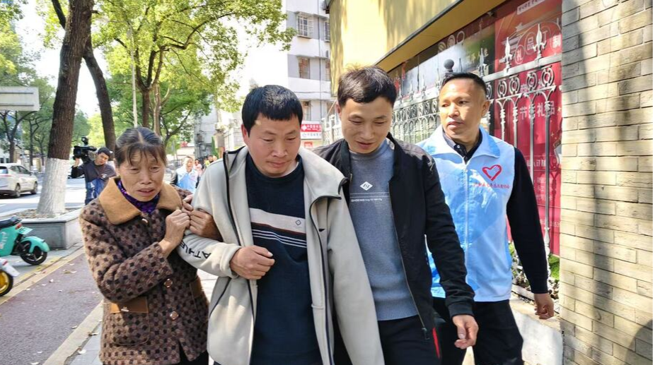 26℃｜分别18年，湘赣爱心接力助断臂拾荒者一家团圆