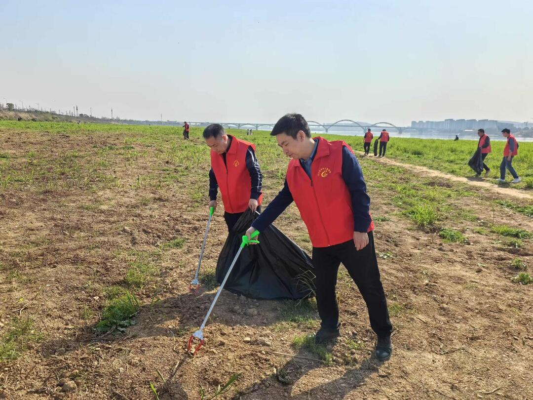 党员干部齐参与 清洁河道在行动